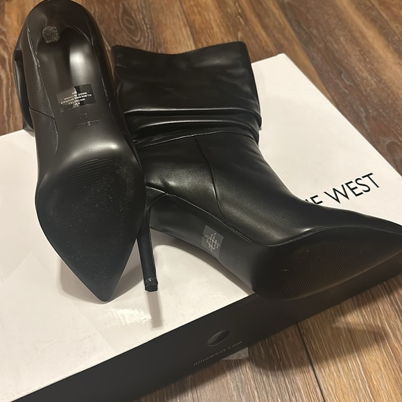 Nine West Tasta dress boots.
Pointed Toe
Pull on Closure
Slouch boots - Picture 3 of 4